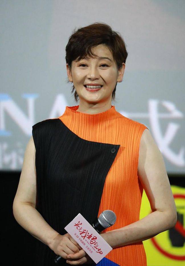 徐帆把自己打扮成年轻人穿褶皱裙掩盖身材拼色显得挺活泼