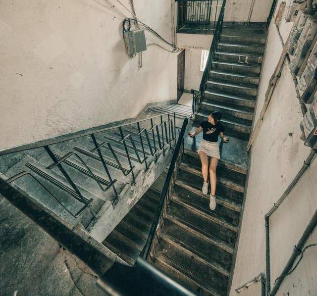 重庆最适合拍照的楼，24层没有楼梯，一个窗口就尽展魔幻气质