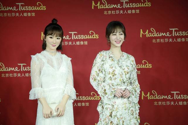 真嫩 杨紫的脸比雕塑灵动多了,穿碎花裙感觉真嫩,笑起来太阳光了