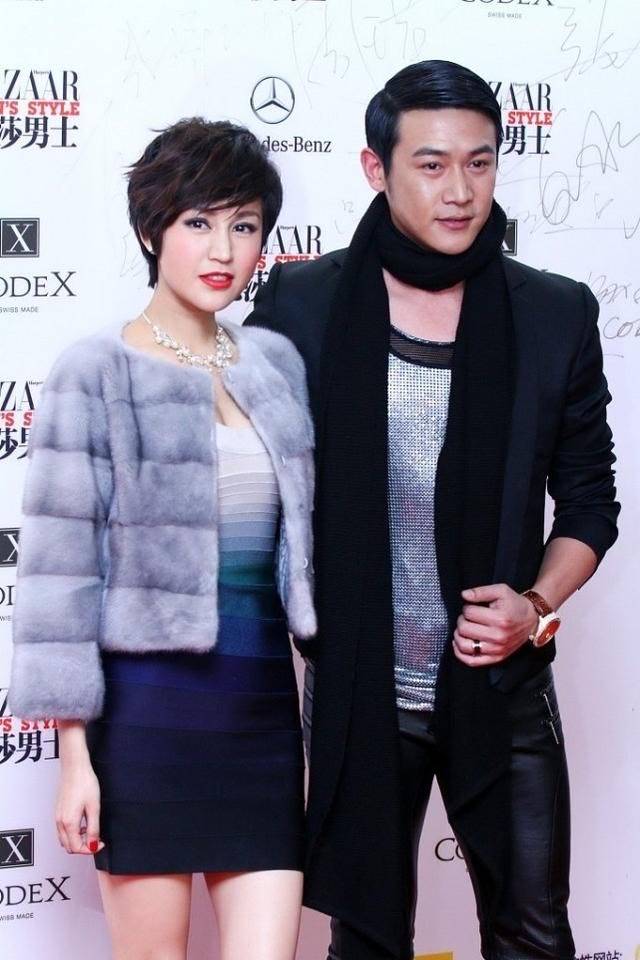职场 陆毅带老婆亮相活动，油头配皮裤变中年油腻男，鲍蕾倒挺有贵妇范