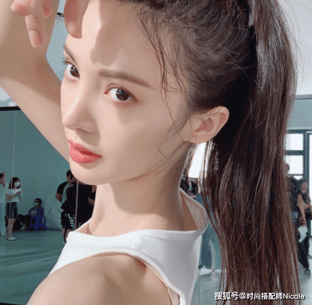 Nicole金晨“跳舞”又美上热搜！皮肤白到反光，大方分享自制“护肤法”