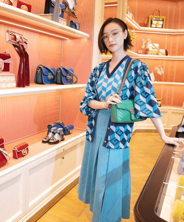 棕色 倪妮生图是真的惊艳，西装配裸色长裙身材高挑