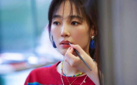 视觉 37岁白百何扮嫩真成功，T恤配阔腿裤显阳光，看着充满少年感