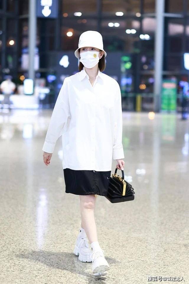 整体 佘诗曼的时髦搭配，把白衬衫穿出潮流范，这衣品真的很好