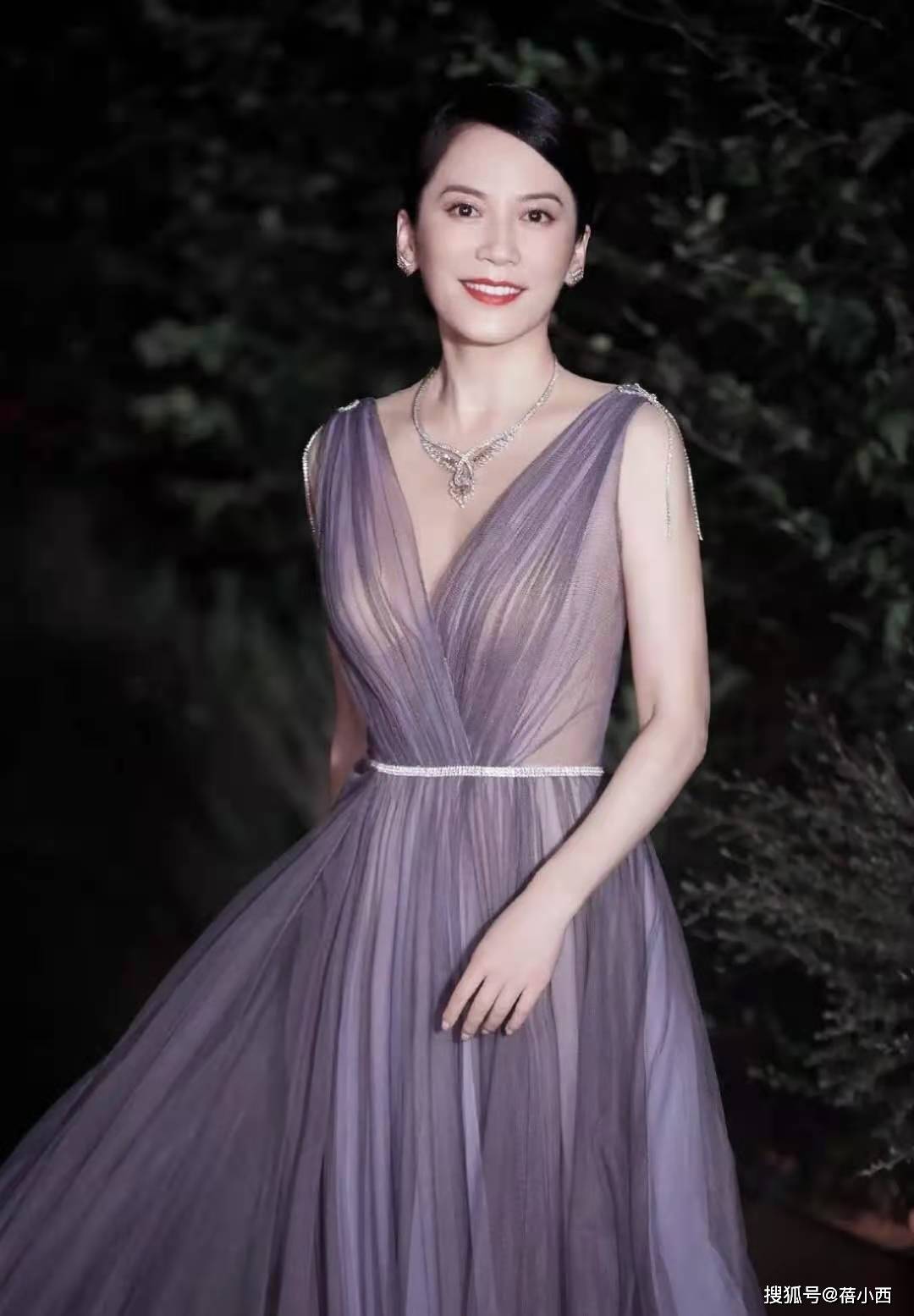 好身材 “俞飞鸿”越老越敢穿,一袭薄纱裙轻松透出好身材,哪有50岁?