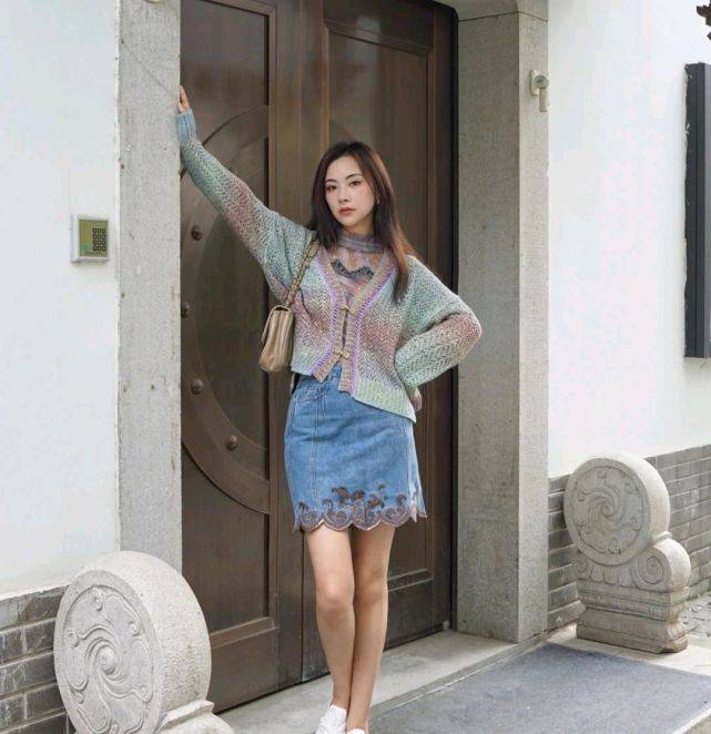 下装 简单的针织开衫胜过多数外套，可以搭配裙装，优雅知性又温柔