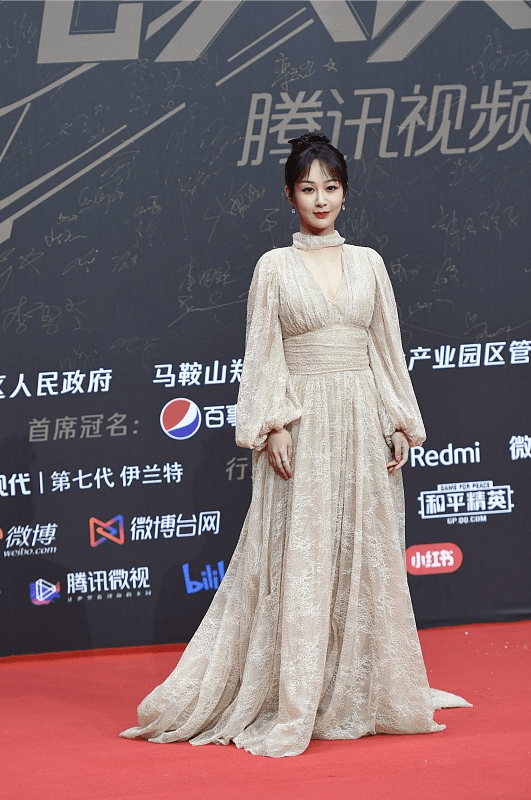 都能 杨紫这妆容看着挺不适合她的，感觉眉毛太细了，可配长裙还挺美