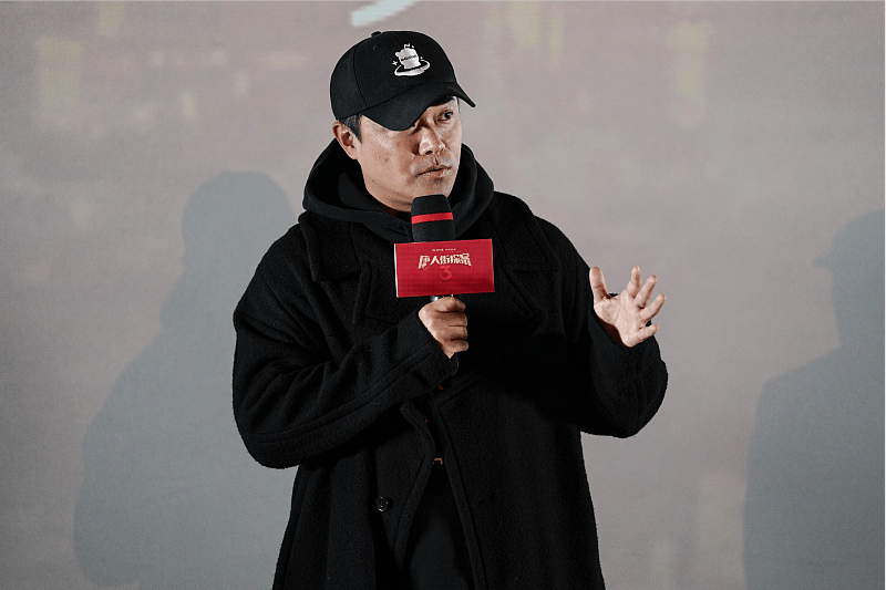 全黑 陈思诚发福的也太明显了，穿黑大衣都不显瘦，胖得有点让人认不出