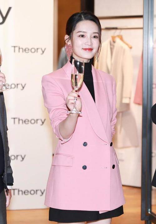 带着 学昆曲出身的李沁气质真好，休闲穿搭好时尚，举手投足都是魅力