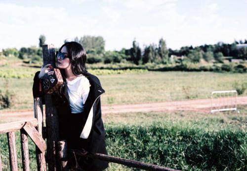 酷飒 刘亦菲风格大变，变酷飒女孩，墨镜加大波浪，绝美