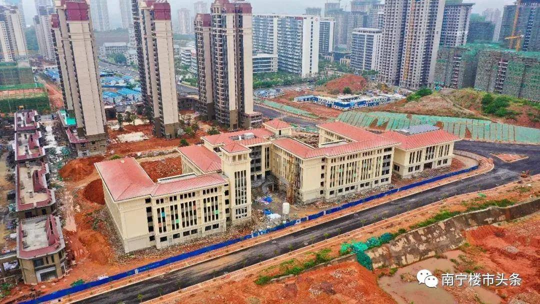 5月份的步云小学(拍摄:赵翔)商业方面,地块自身包含了零售商业,距离