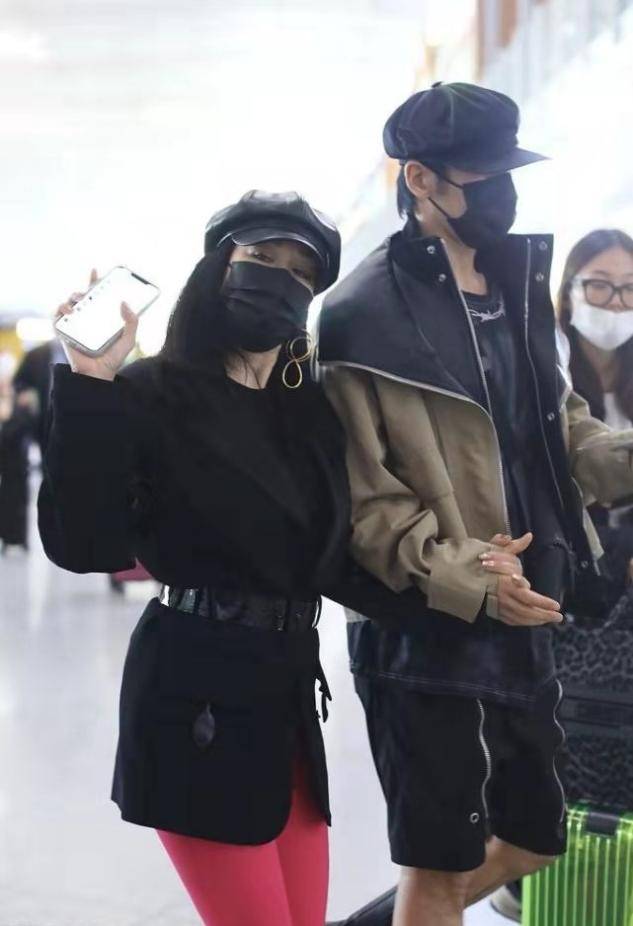 贝雷帽 钟丽缇两口子怎么了，老公短裤配女鞋看不懂，她穿红秋裤更夸张