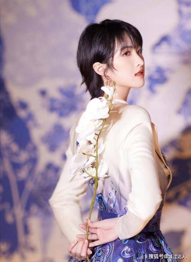 显得 穿宫廷风撞色长裙气场强大，冷艳高贵不输姐姐