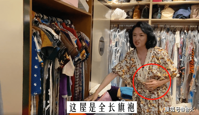 柜子54岁金星超大衣帽间曝光！衣柜里挂满旗袍和礼服，门口一堆人围观