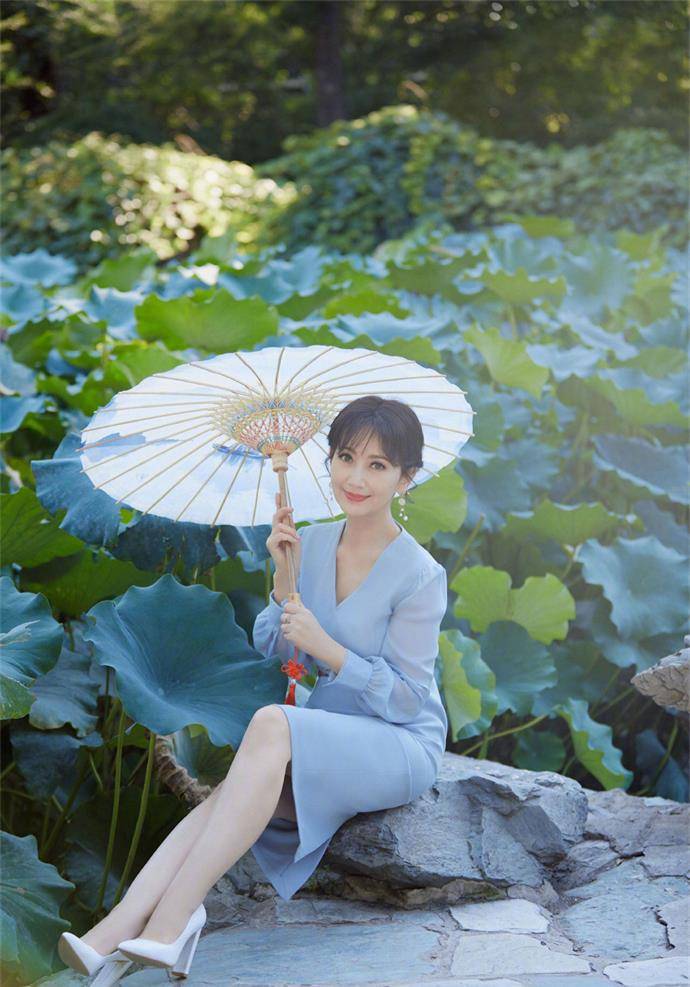 年近 68岁赵雅芝近照曝光，撑油纸伞与荷花比美，不老容颜气质宜人！