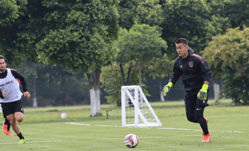 原创为什么中甲门将张一诺复制南雄太恶魔之手让人愤怒?