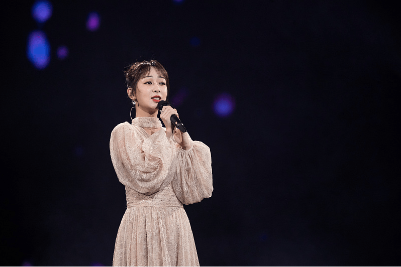 都能 杨紫这妆容看着挺不适合她的，感觉眉毛太细了，可配长裙还挺美