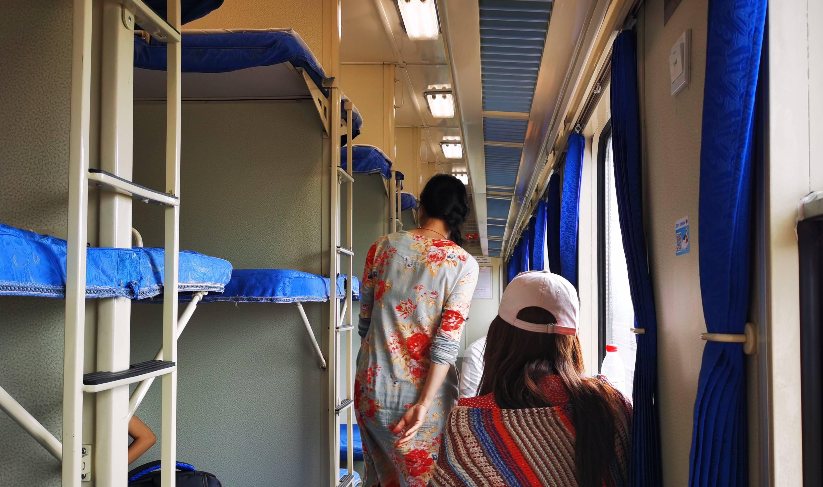 买的火车硬座票，上了车却成了卧铺，穿裙子的旅客坐着很尴尬