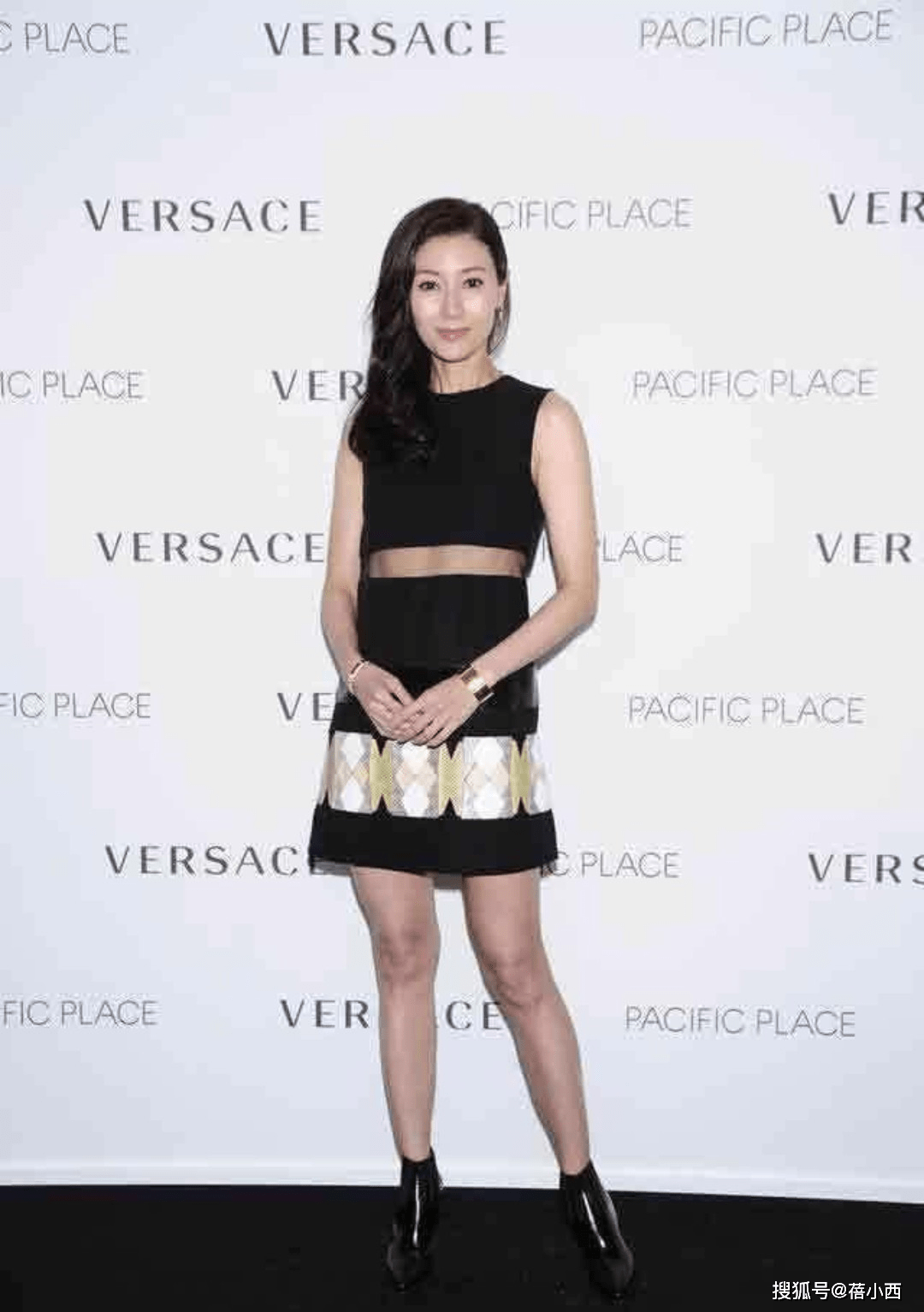 黑色 51岁李嘉欣越老越敢穿,穿蕾丝裙腰间挖“2洞”,转身瞬间更迷人