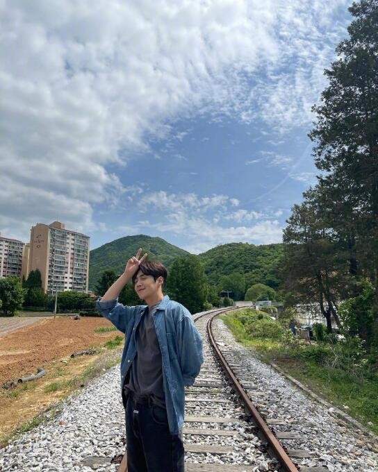 虎子有着迷人的酒窝 让人放心的演技 金宣虎近期日常穿搭合集