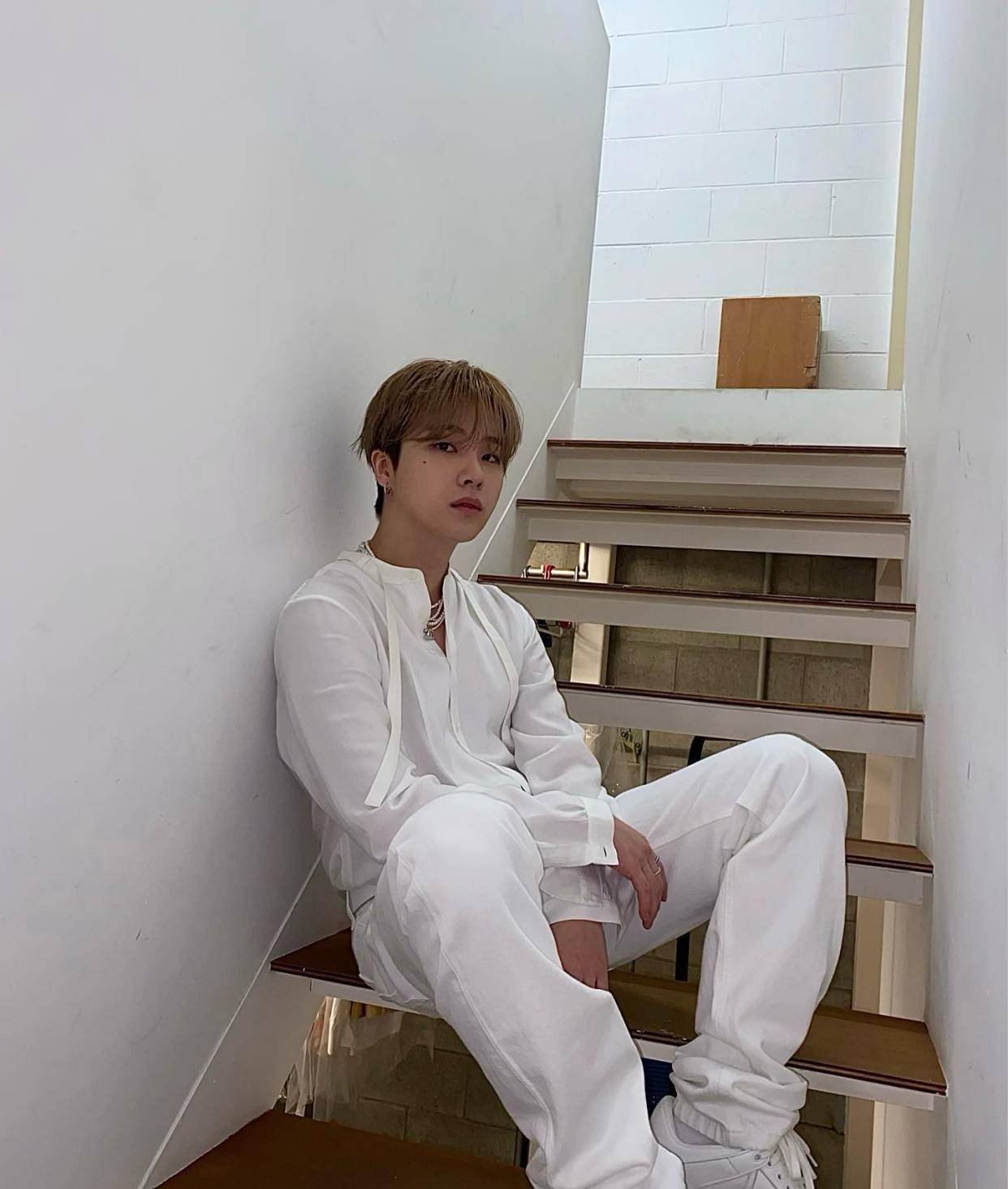 在ikon队内担任主唱及主领舞的金振焕,有167公分的身高.