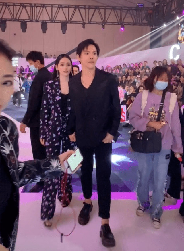 向太 向太穿“钻石裙”大抢风头！豪门婆媳高调看秀，华丽亮相美成花