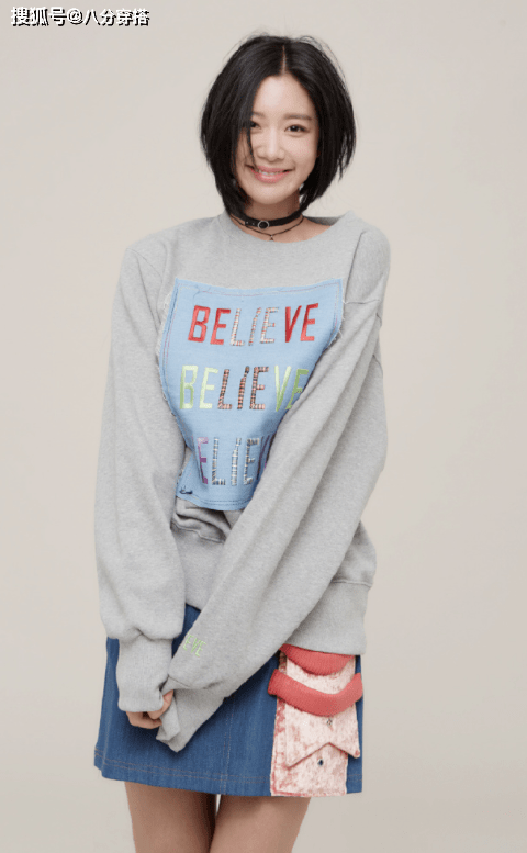 一身 克拉拉解锁牛仔装新穿法，酷飒又不失优雅，果然是“性感天花板”