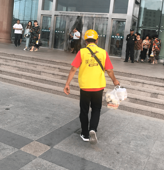 姑娘點外賣，讓外賣小哥帶根數據線「救急」，看到神回復：笑抽筋 搞笑整蠱 第1张