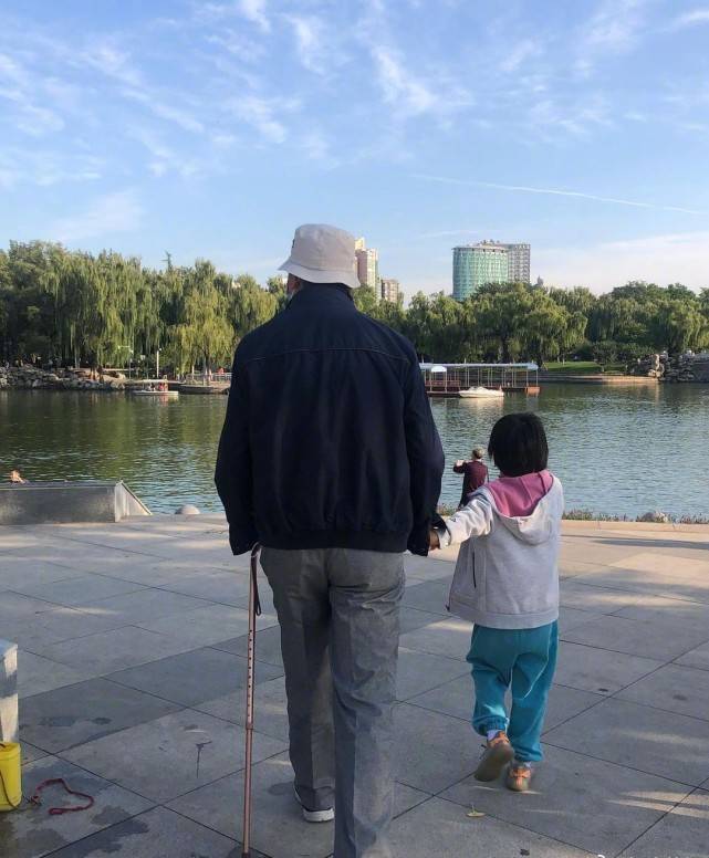 白下 汤唯婚后生活再曝光!5岁女儿回国后大变样,剪短发穿运动装太帅