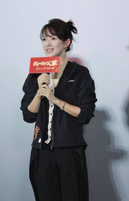 身材 章子怡根本不用扮嫩，“奶奶衫”穿出少女感，哪像42岁三娃妈？