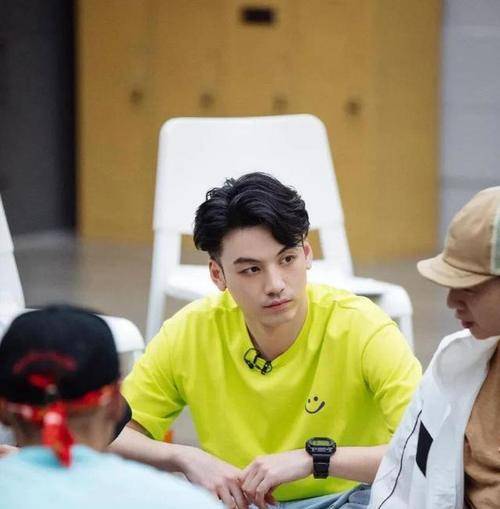 戴几 陈小春一件衣服穿5年,戴的手表2000块,大湾区的哥哥好持家