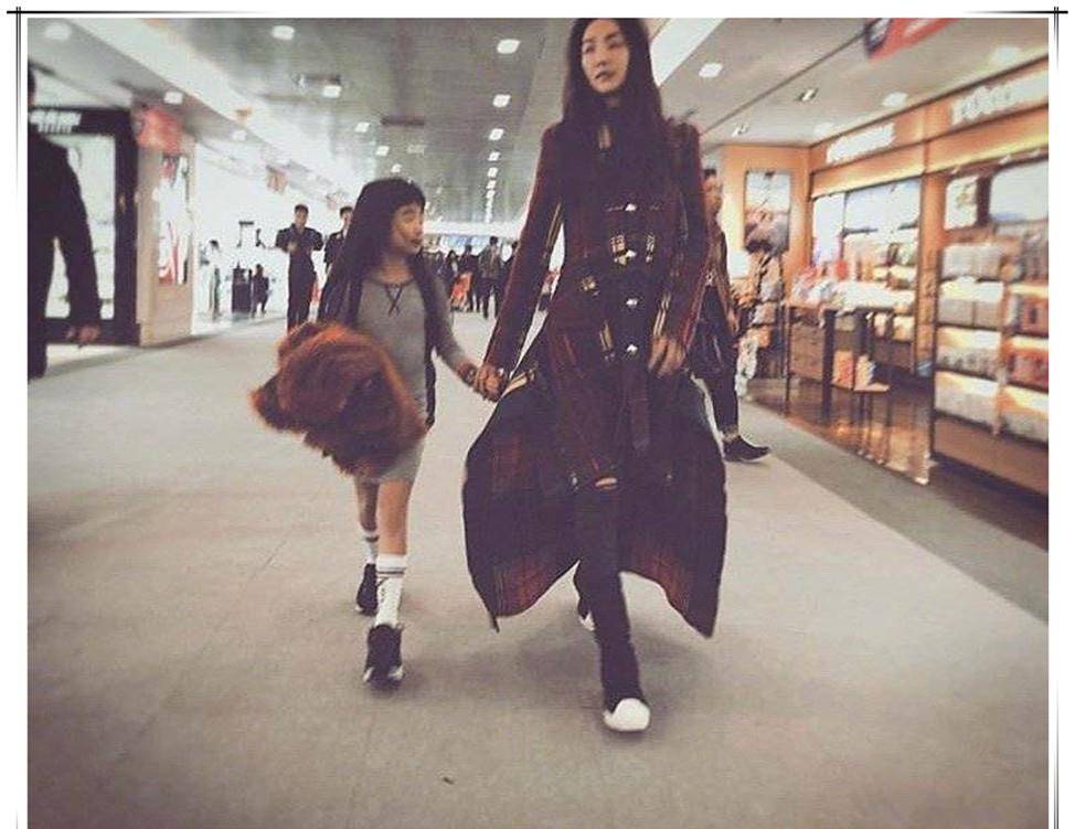 仙女曹格女儿近照，“包子脸”逆袭成仙女，一双腿要逆天