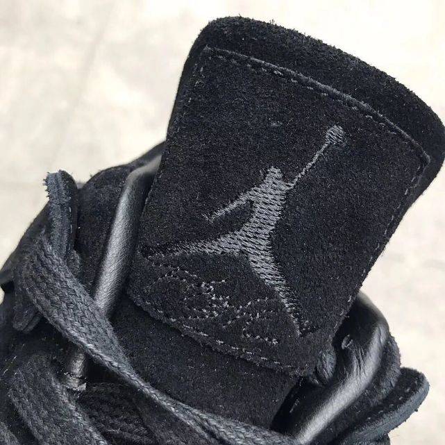 Brand主理人辟谣？KAWS x AJ4新联名Sample被曝光，只蹭蹭不发售？