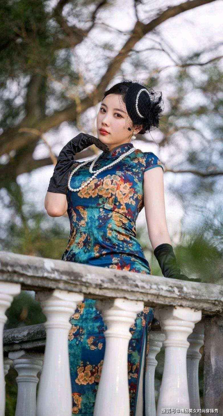 设计 复古的旗袍展现出女性的成熟美,搭配时尚的高跟鞋,尽显优雅范