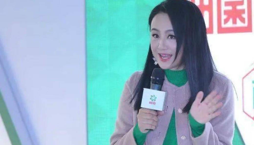 身材苗条 曹颖穿粉色大衣配连衣裙,47岁还真看不出来,身材苗条像少女