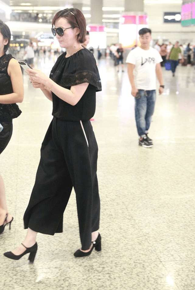 设计 蒋勤勤的娇妻人设很稳,穿黑色套装都不显老,气质温柔又大气