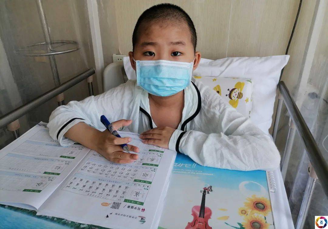 一家人|福建十岁男孩一边做骨穿一边玩手机，一副淡定的样子让人心疼