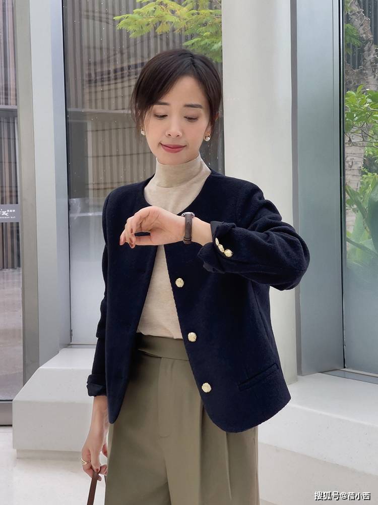 套装 三四十岁的女人想提升品味，别错过小香风外套穿搭，优雅又大气