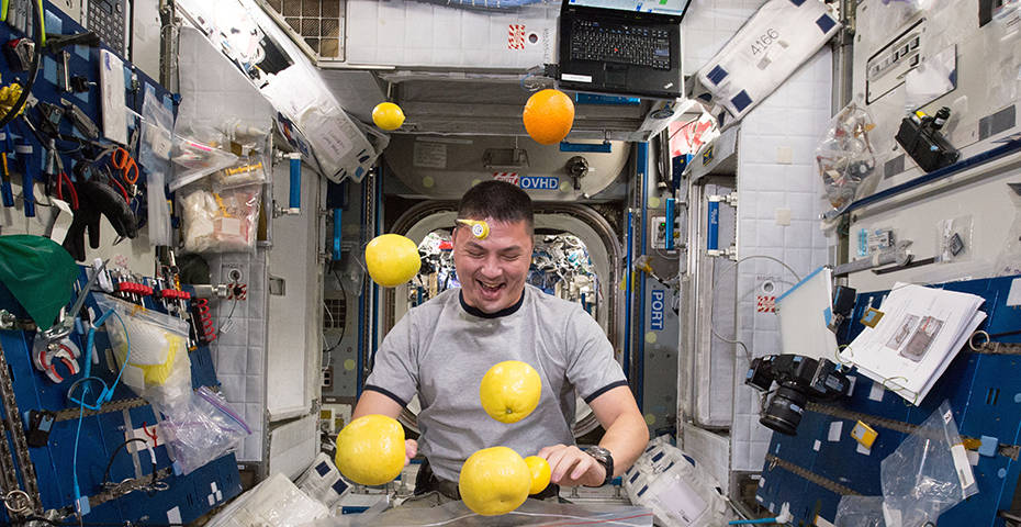 宇航员在空间站是怎么度过每一天的?他们的生活起居如何安排的