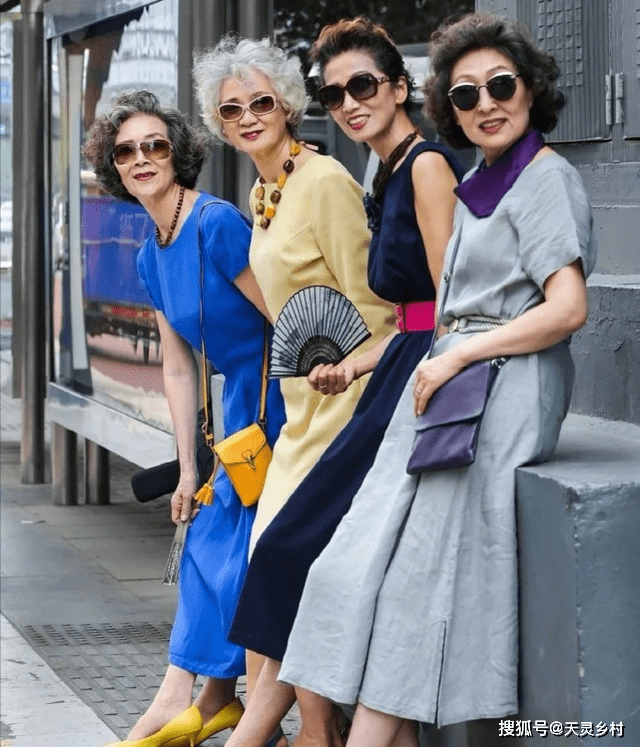 显得 惊艳到了！即使年华老去，依旧能美的优雅又高级