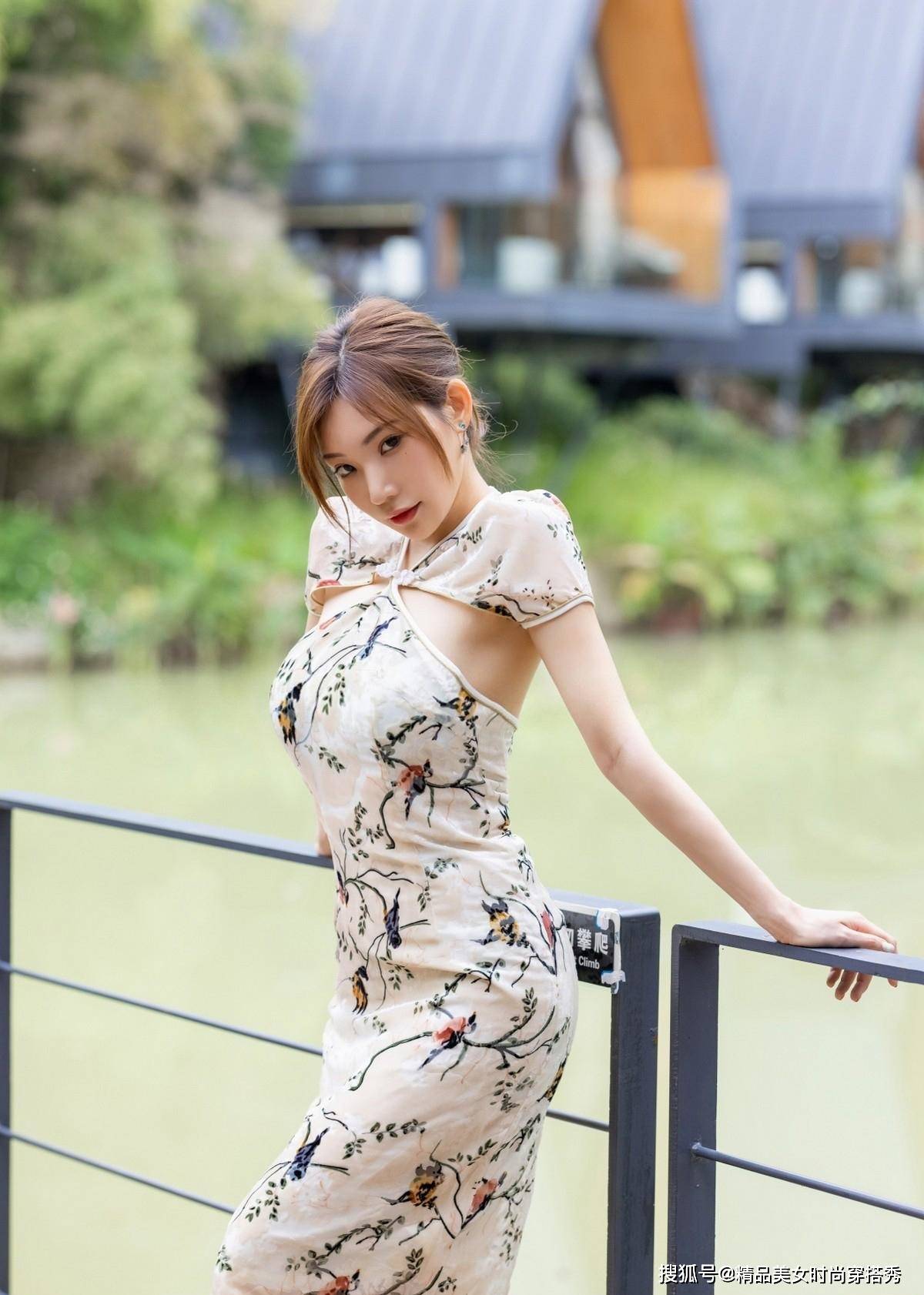 黑色 小姐姐身穿旗袍，性感迷人，尽显妩媚动人的女人味