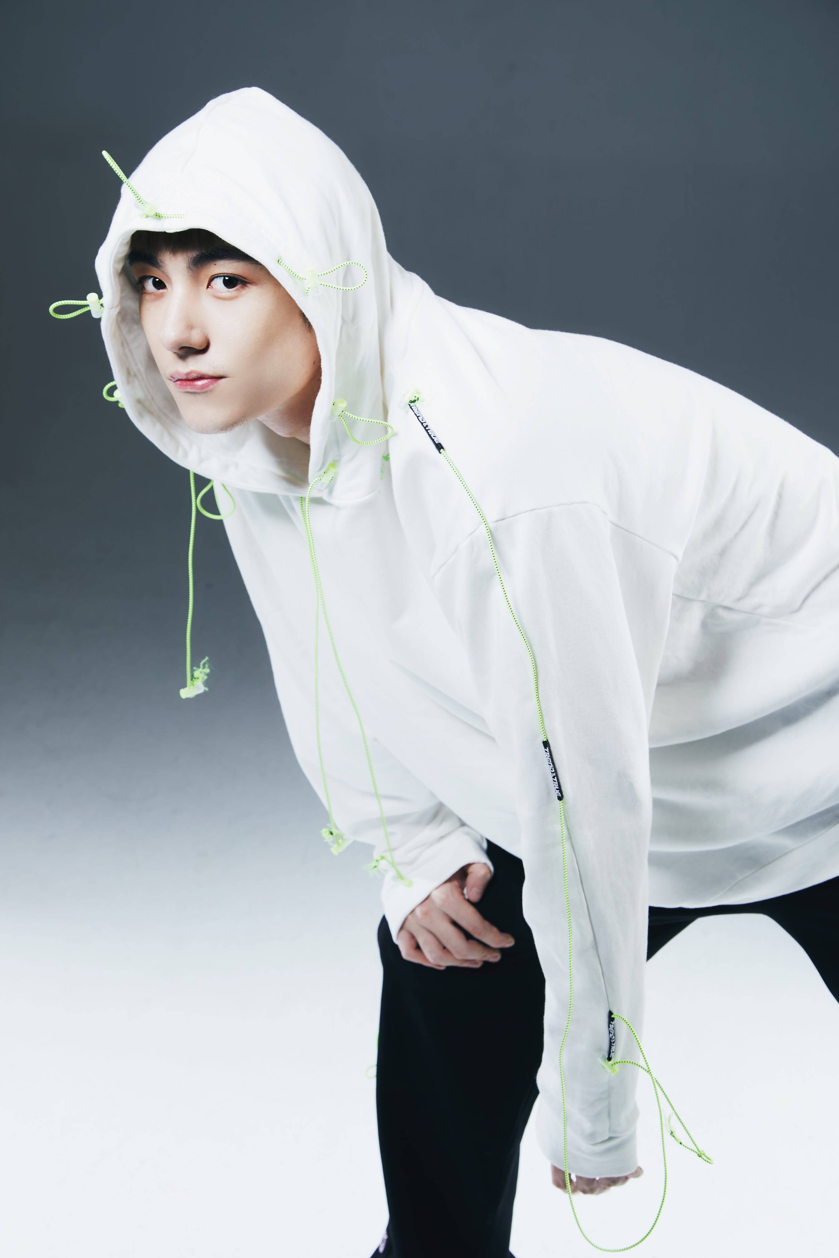 卫衣 马浩东个性卫衣写真 抽绳设计玩转潮流风尚