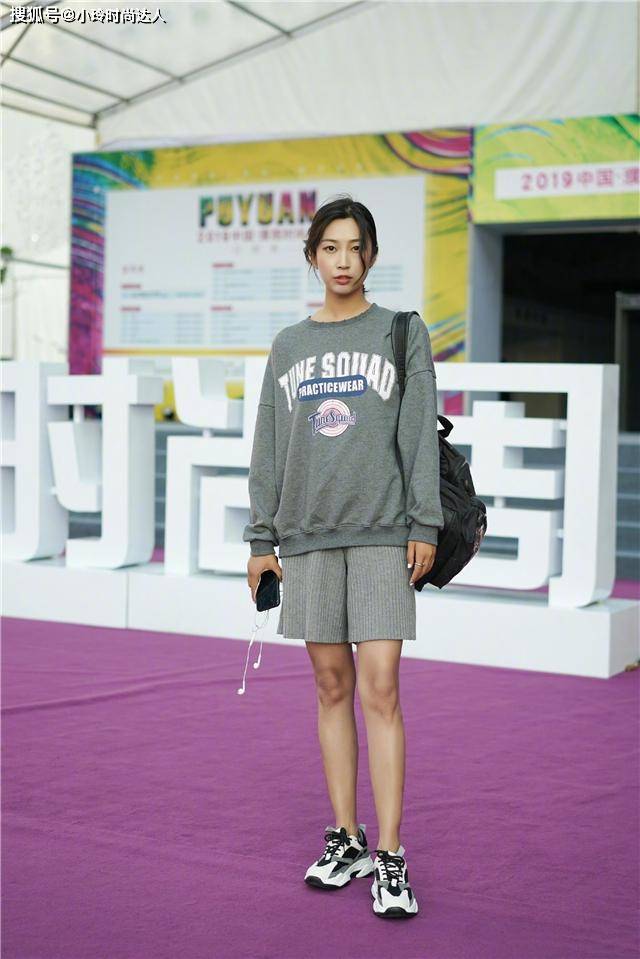 身材 穿卫衣不一定要配牛仔裤，瞧今年这几种新穿法，时髦显瘦又减龄