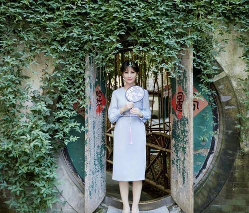 名媛 赵雅芝衣品真的好，基础款连衣裙穿出名媛气质，这哪是67岁的奶奶