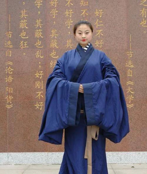 传统 考古学家还原古墓出土的汉服，惊艳众人，古人审美更加高级？