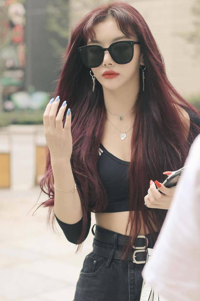 孔雪儿 孔雪儿气场全开,黑色上衣配短裤狂野霸气,干练酷炫太有魅力