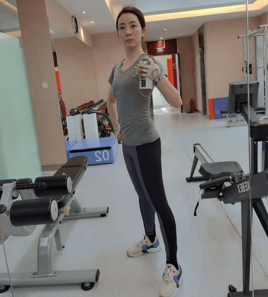 身材 央视一姐李思思不惧素颜！穿健美裤秀出超模腿，难怪能惊艳撒贝宁