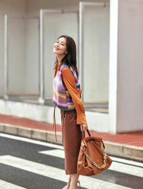 背心 高圆圆42岁生日写真曝光,穿黑色豹纹连衣裙配短靴,优雅知性气质佳