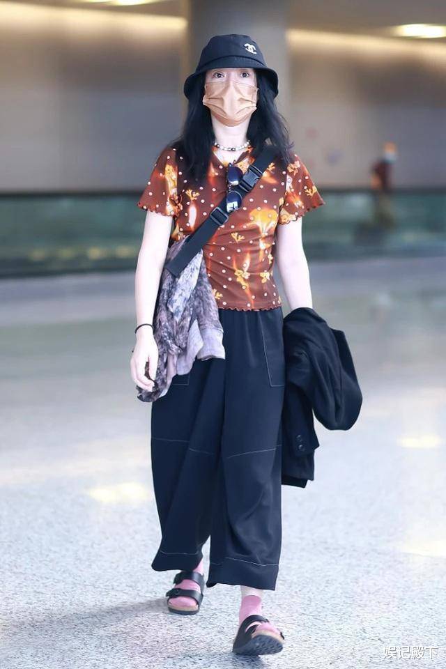 颜色 周迅走机场因穿着上热搜,见过衣品这么差的,没见过比这还差的!