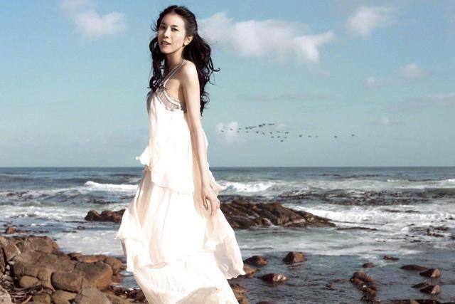 图案 莫文蔚真不愧是气质女神，穿黑色西服内搭连衣裙华丽大气，超漂亮